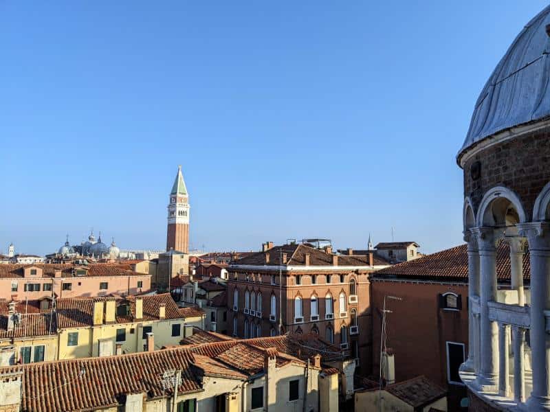 Aussicht über die Dächer von Venedig mit Markusdom und Markusturm