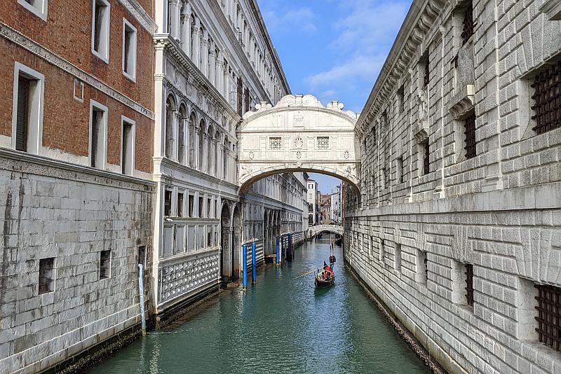 Die weiße Seufzerbrücke in Venedig mit einer Gondel