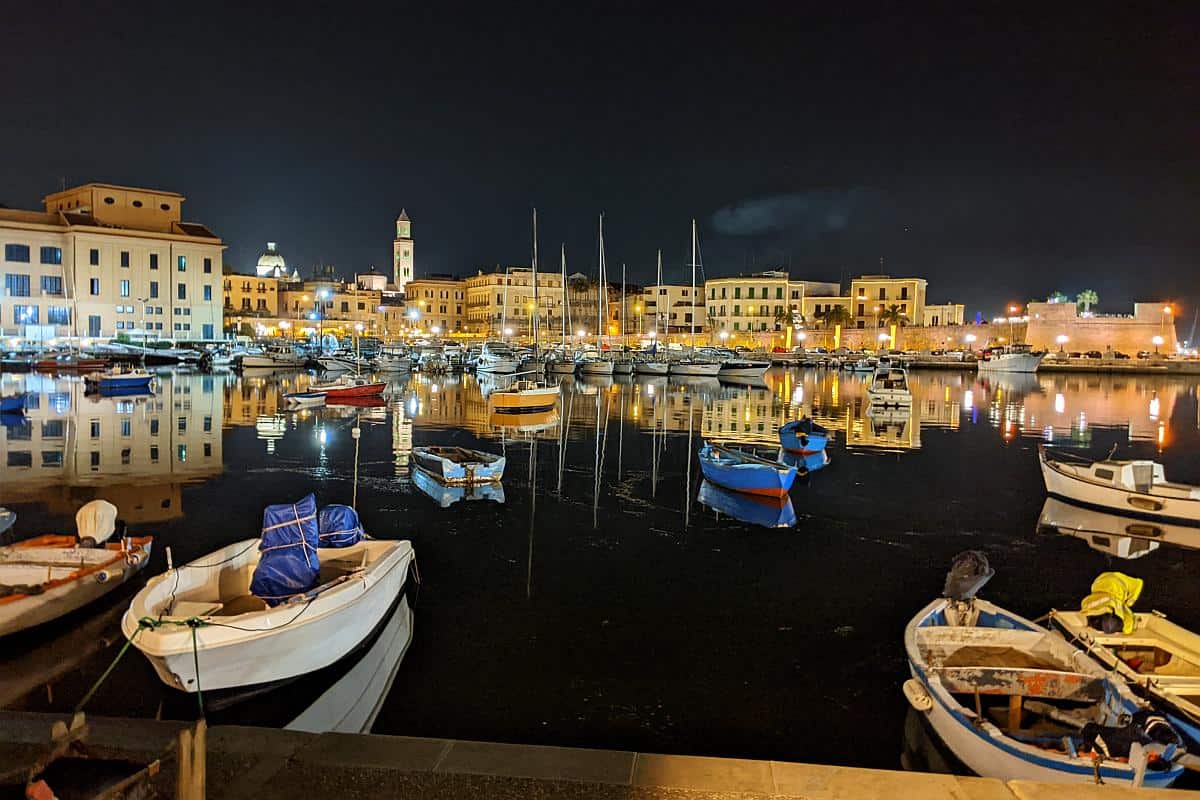Nächtlicher Blick auf Bari vom Fischmarkt N' dèrr'a la lanze