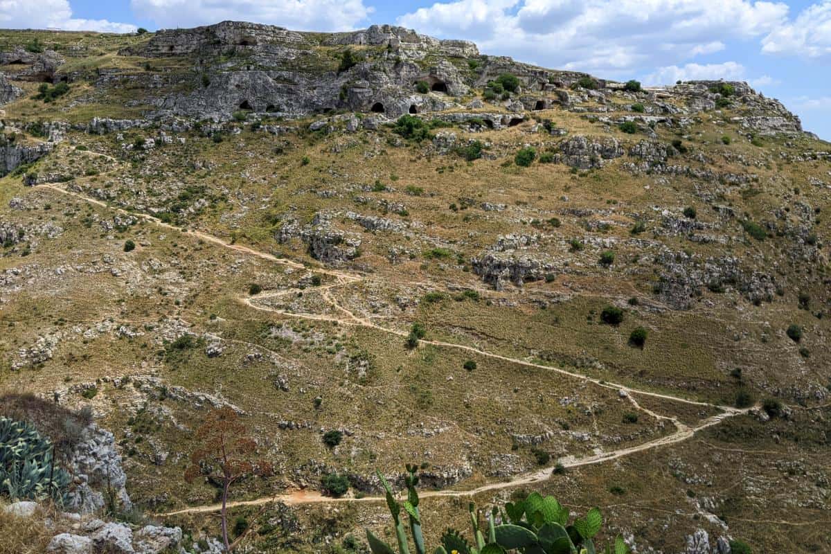 Ein Wanderweg und Höhlen im Naturpark Murgia
