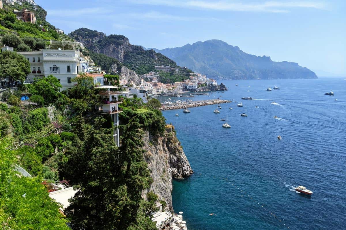 Häuser in der Steilküste mit Blick auf Amalfi
