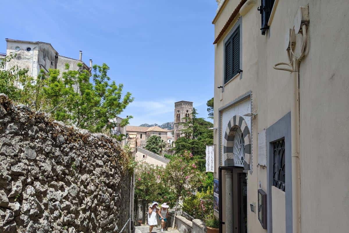 Kirchturm und Steinmauer in Ravello