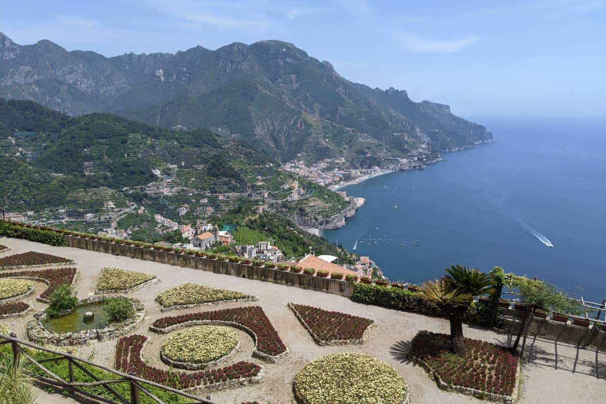 Gartenanlage der Villa Rufolo mit weitem Blick auf die Steilklippen der Amalfiküste