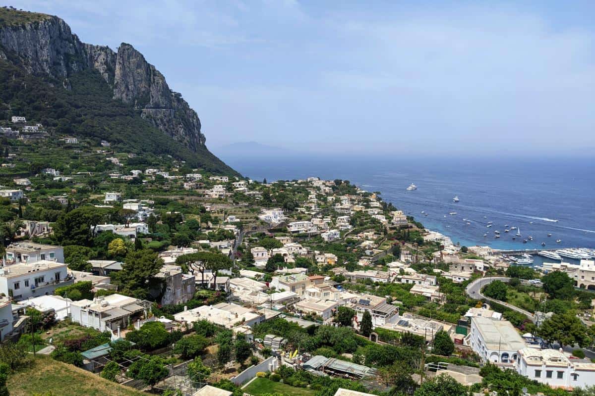 Blick über die Klippen und weißen Häuser von Capri-Stadt aus der Standseilbahn vom Hafen.