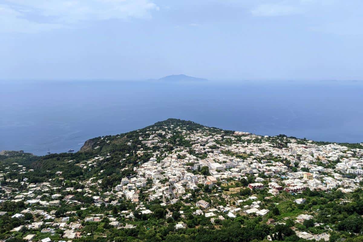 Blick über die weißen Häuser von Anacapri und das Meer vom Sessellift aus