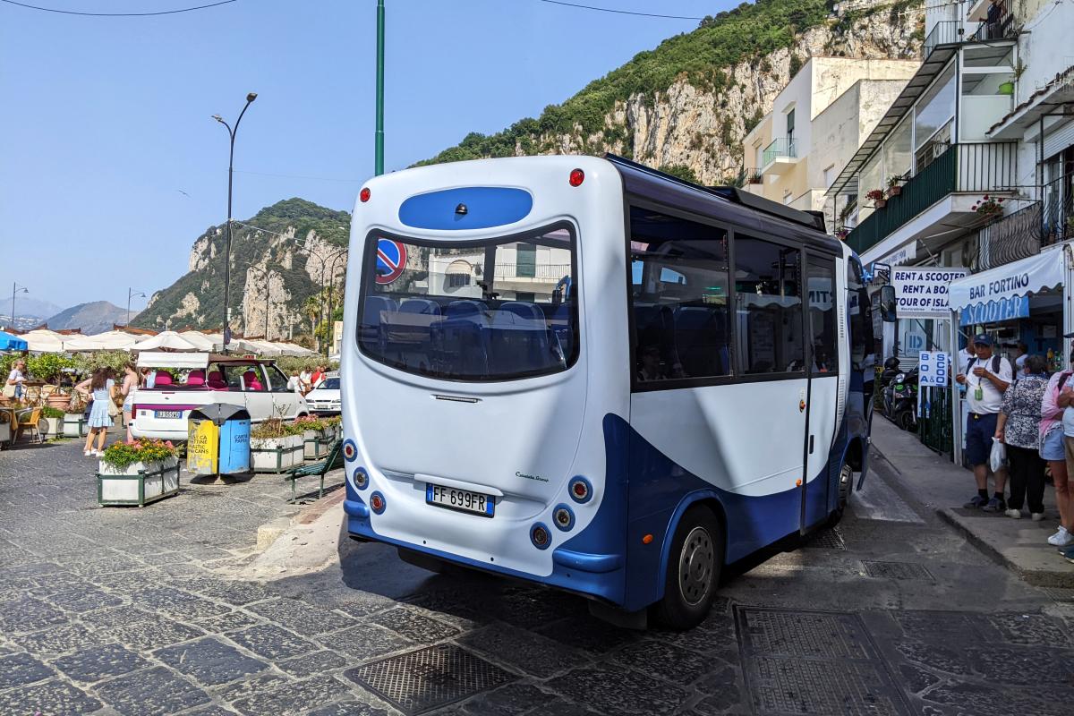 Kleiner Bus auf Capri