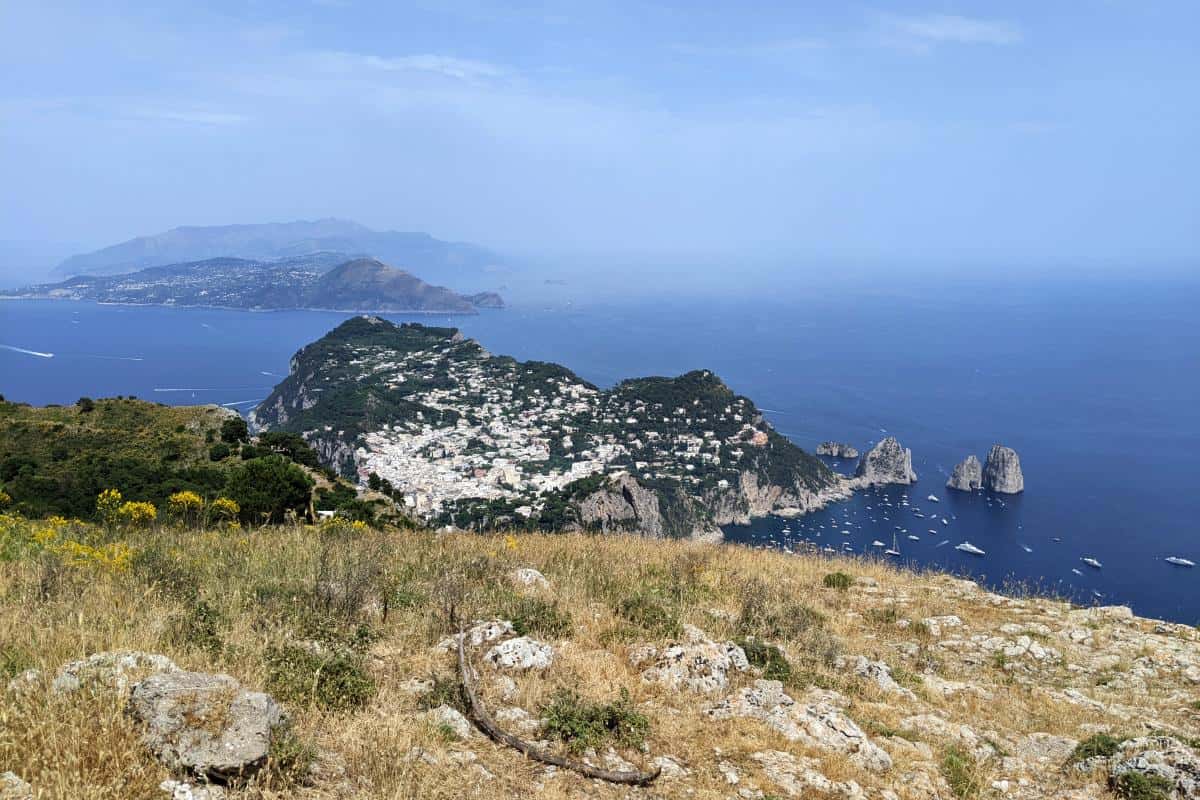 Aussicht vom Monte Solaro mit weißen Häusern und Felsen. Im Hintergrund das Festland der Halbinsel von Sorrent