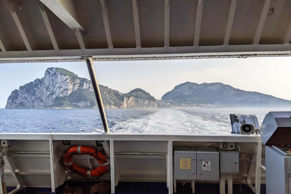 Panoramablick zurück von der Fähre auf die hellen Klippen von Capri