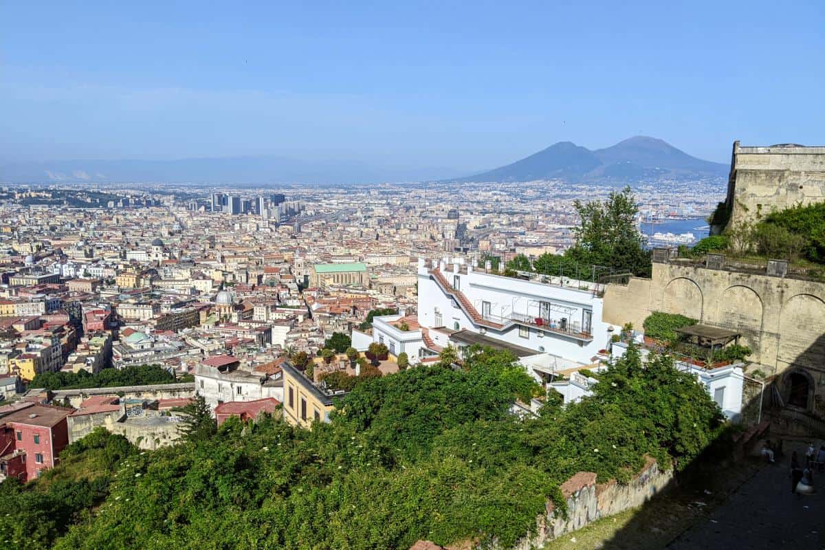 Blick über das Häusermeer von Neapel und den Vesuv vom Aussichtspunkt Belvedere San Martino