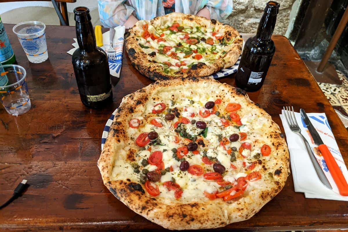 Zwei unterschiedlich belegte Pizzen in Neapel
