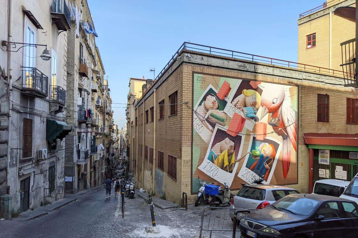 Enge Gasse in Neapel mit kleinen Balkonen und Streetart