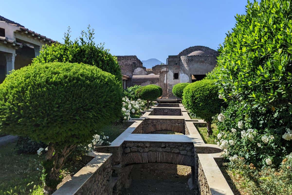 Garten mit Bewässerungsanlage in einer alten Römervilla