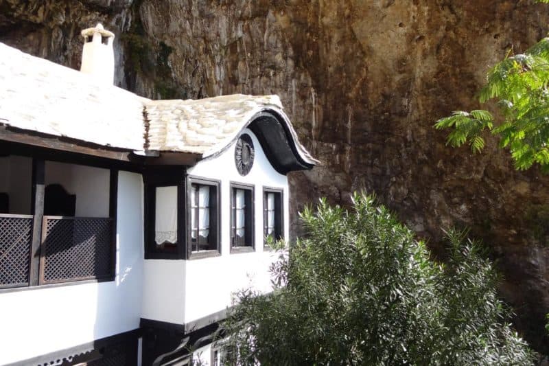 Aussicht aus dem Derwischkloster Blagaj auf die verzierte weiße Fassade