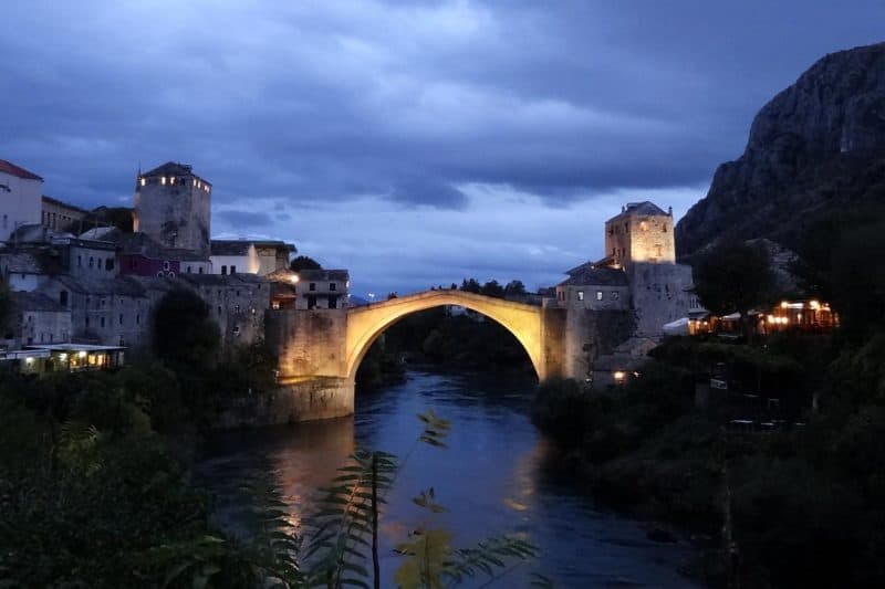 Nächtlich beleuchtete Alte Brücke Stari Most in Mostar