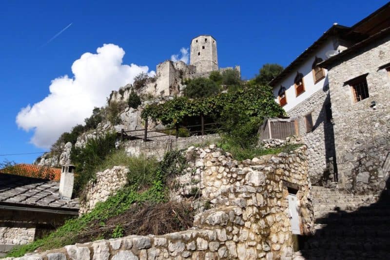 Die Burg von Počitelj über den steinernen Treppen der Altstadt