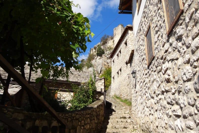 Steinerne Treppen ermöglichen den Aufstieg durch Počitelj