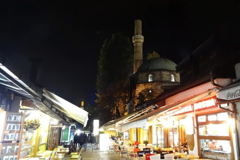 Altstadtgasse in Sarajevo mit beleuchteten Geschäften