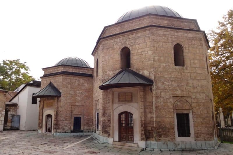 Zwei achteckige Mausoleen auf dem Gelände der Gazi-Husrev-Beg-Moschee in Sarajevo