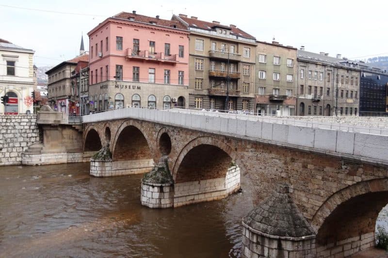 Die steinerne Lateinerbrücke vor der Altstadt von Sarajevo