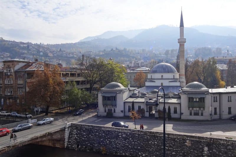 Blick auf eine Moschee in Sarajevo mit Bergpanorama