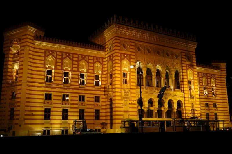 Nächtlich beleuchtete Fassade der Vijećnica