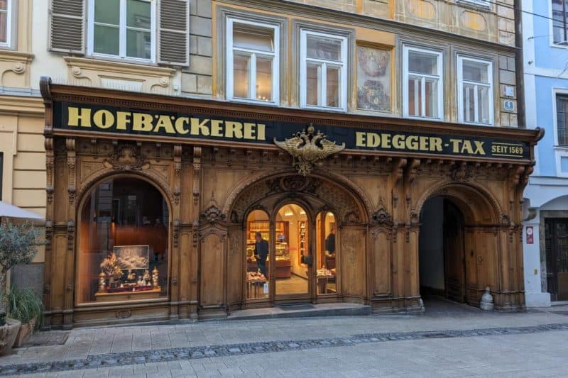 Schmuckvolle Holzfassade der Hofbäckerei Edegger-Tax in Graz