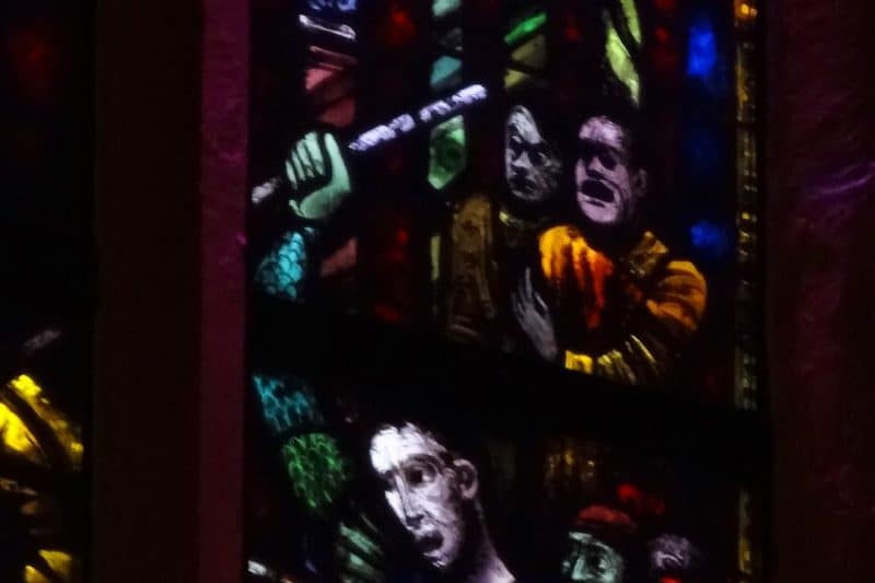 Hitler und Mussolini beaufsichtigen die Peinigung Jesu in einem Buntglasfenster der Stadtpfarrkirche Graz