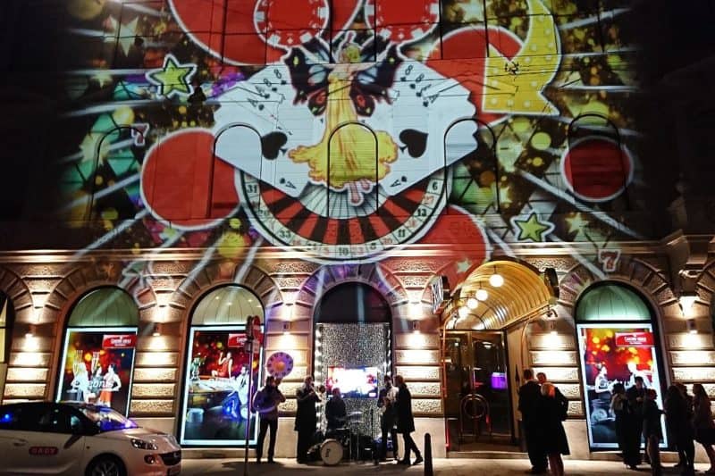 Beleuchtete Fassade des Casino Graz