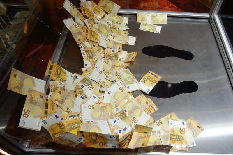 50-Euro-Scheine in der Gelddusche im Casino Graz