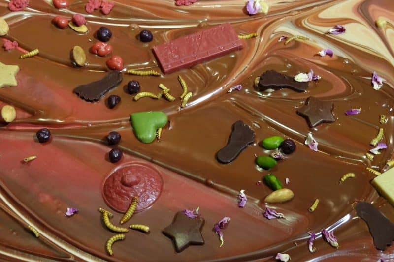 Frisch gegossene Schokolade in verschiedenen Farben und mit verschiedenen Zutaten