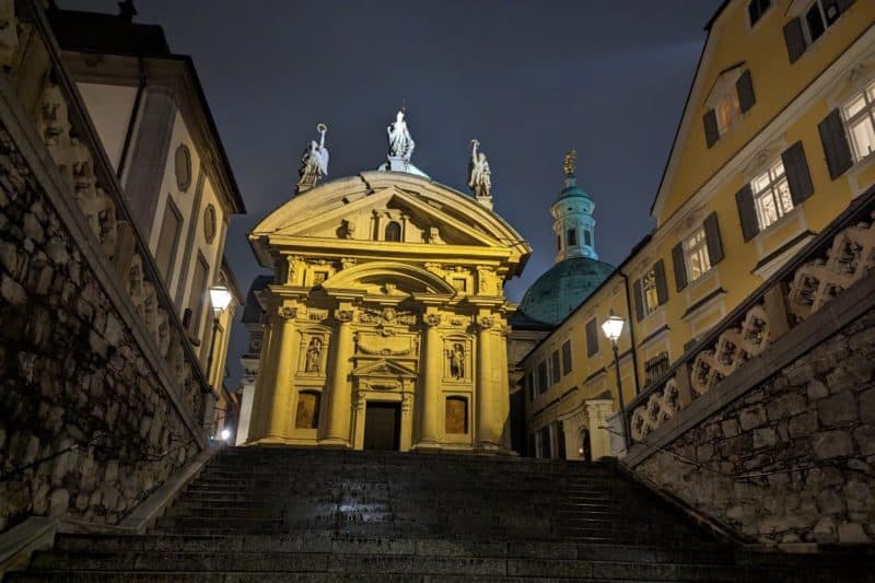 Blick auf die Fassade des Mausoleums in Graz