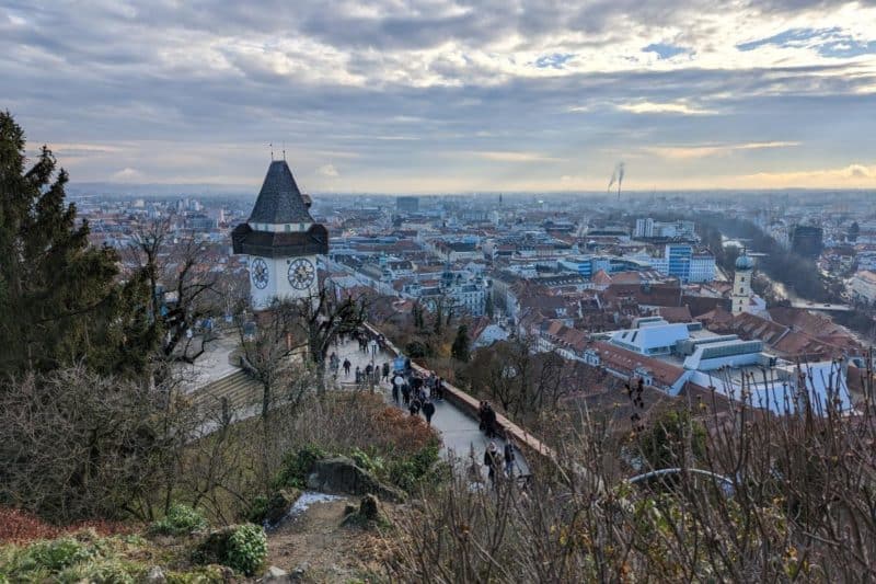 Blick auf den Grazer Uhrturm mit Altstadt im Hintergrund