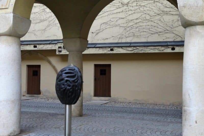 Der Grazer Stadtkern ist eine Metallskulptur in Form eines Obstkerns