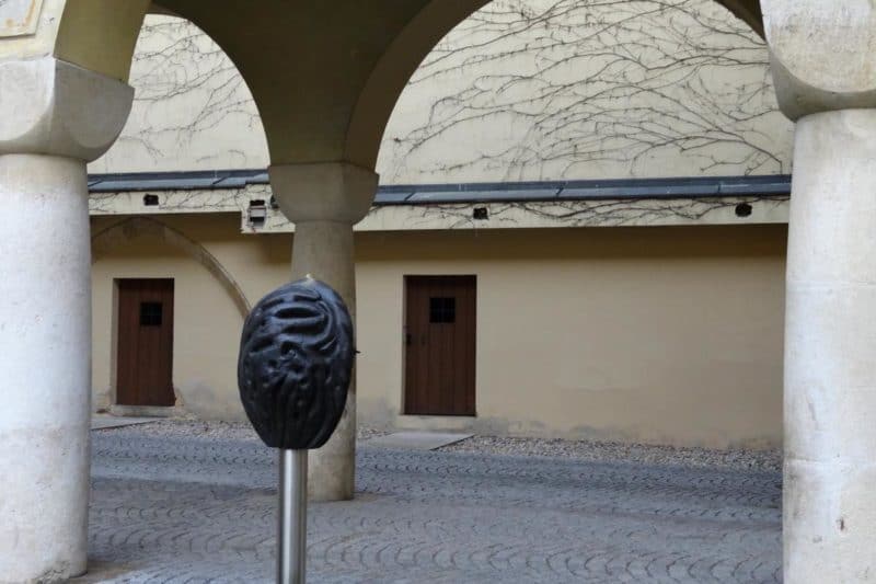 Der Grazer Stadtkern ist eine Metallskulptur in Form eines Obstkerns