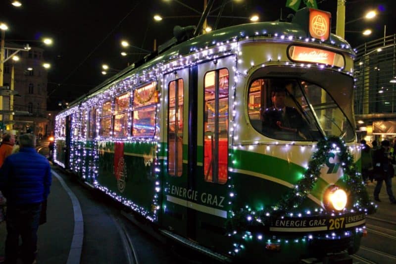 Weihnachtlich dekorierte Straßenbahn mit Lichterketten in Graz