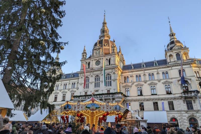 Weihnachtsmarkt mit Karussell vor dem Grazer Rathaus