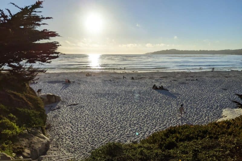 Tief stehende Sonne am Strand von Carmel-by-the-Sea