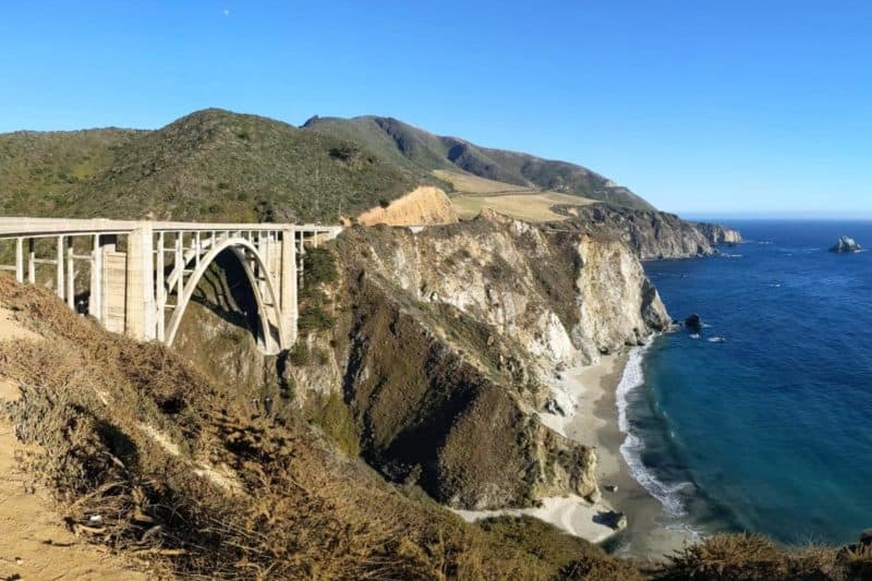 Die Bogenbrücke Bixby Bridge mit Strand und Meer