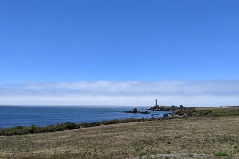 Küste mit Pigeon Point Leuchtturm und Nebelbank im Hintergrund