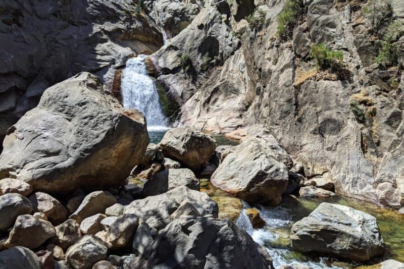Wasserfall der Roaring River Falls in der felsigen Landschaft des Kings Canyon