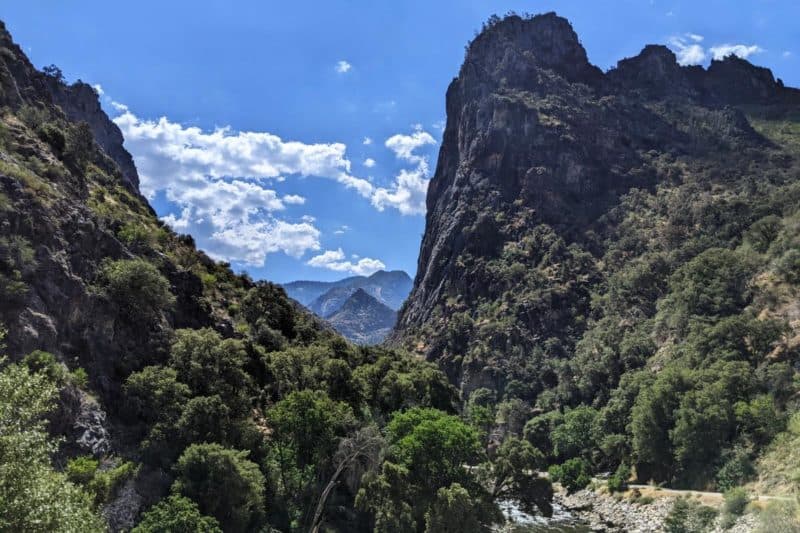 Schroffe Felsen ragen über dem Kings Canyon empor