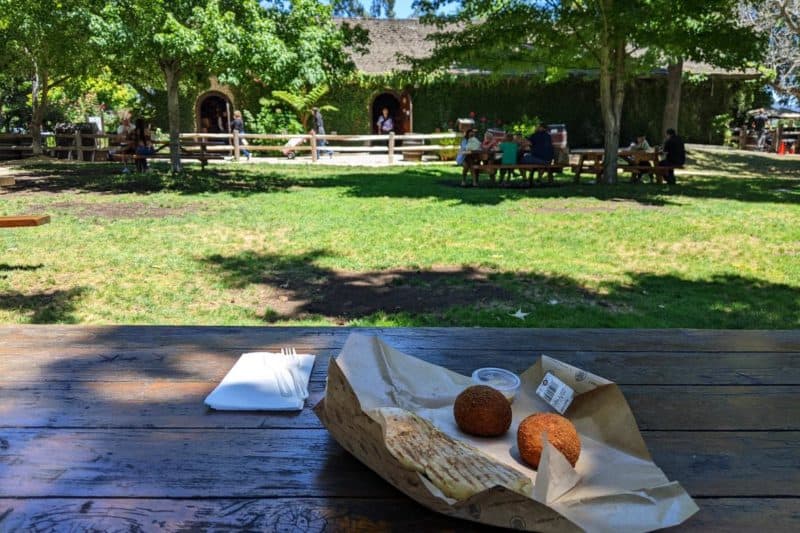 Picknick im Garten eines Weinguts im Napa Valley