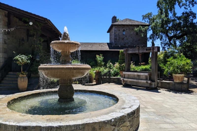 Springbrunnen im Innenhof eines Weinguts im Napa Valley