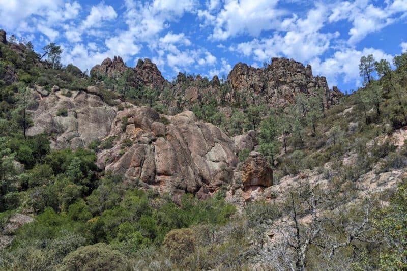 Schroffe, zackige Felsen im Pinnacles National Park