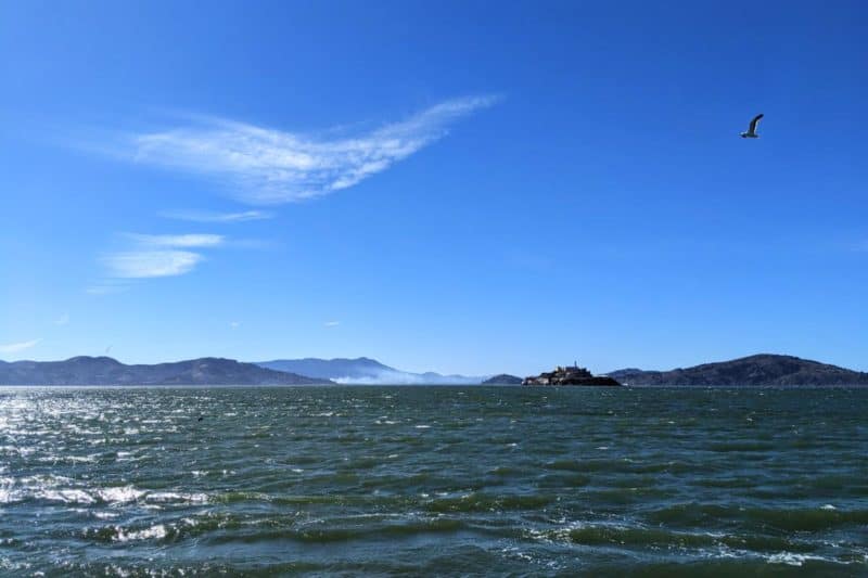 Blick auf die San Francisco Bay mit Alcatraz im Hintergrund