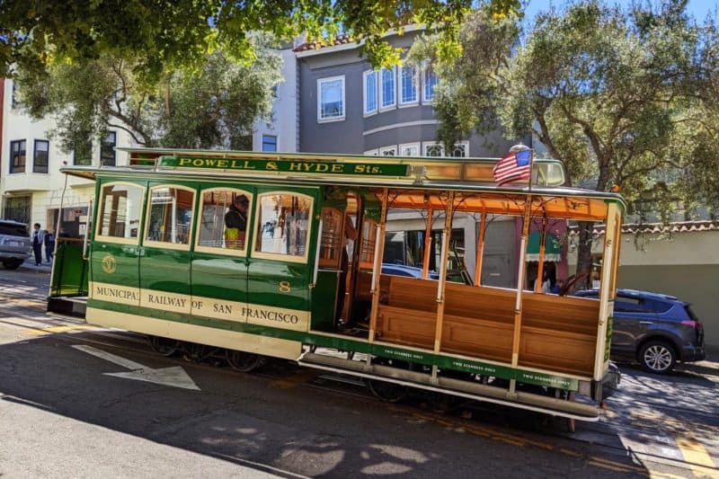 Ein Cable Car auf einer steilen Straße