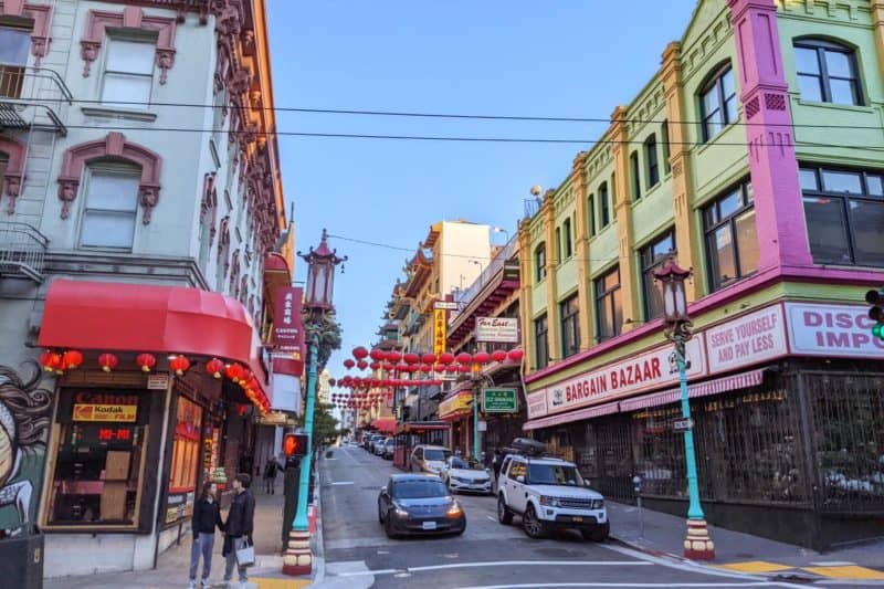 Asiatisch aussehende Straßenlaternen und Lampions in Chinatown