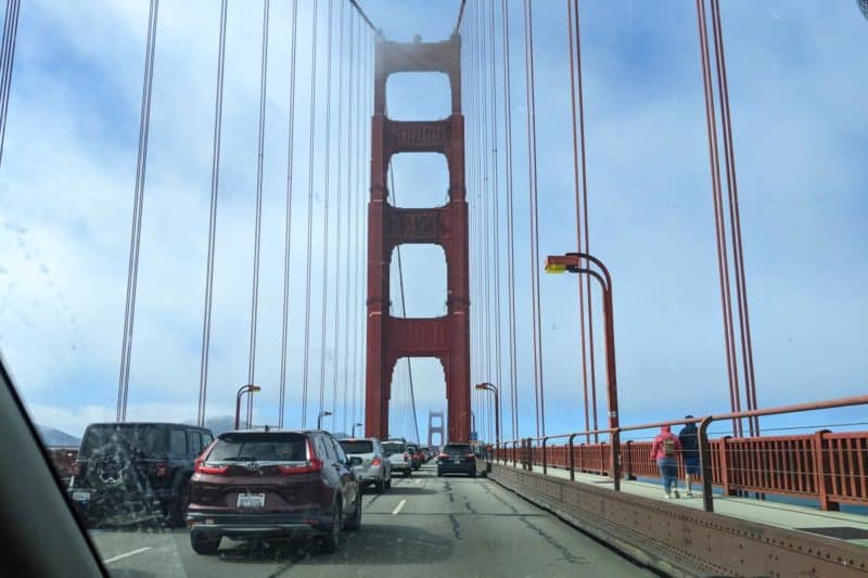 Ein Pfeiler der Golden Gate Bridge aus der Sicht des Autofahrers fotografiert