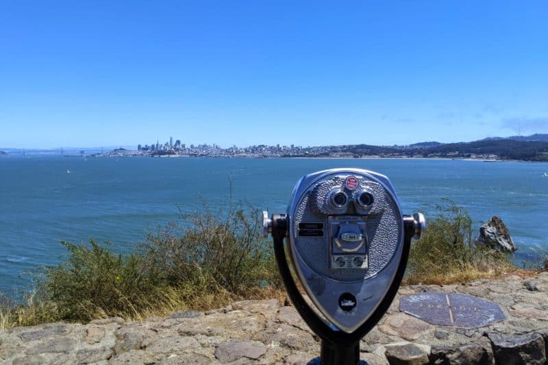 Fernglas beim H. Dana Bowers Memorial Vista Point mit Skyline im Hintergrund