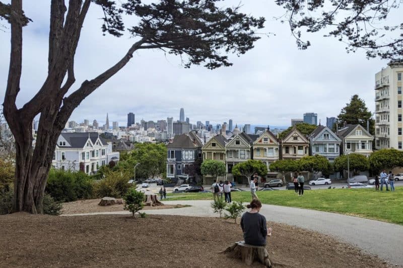 Die bunten Holzhäuser "Painted Ladies" vor der Skyline von San Francisco